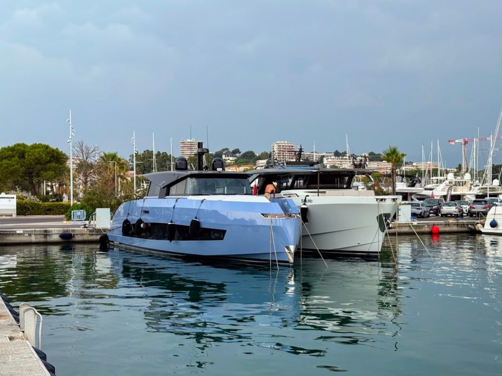 Photo luxury boat rentals