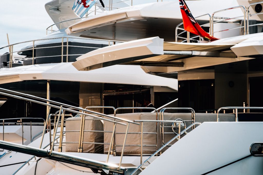 Photo luxury mega yachts for rent