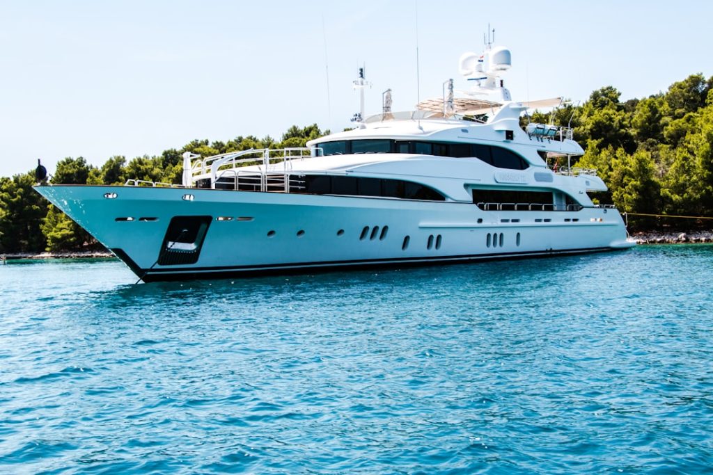Photo luxury motor yacht charter