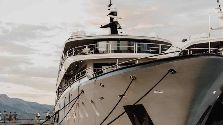 Photo luxury motor yacht charter