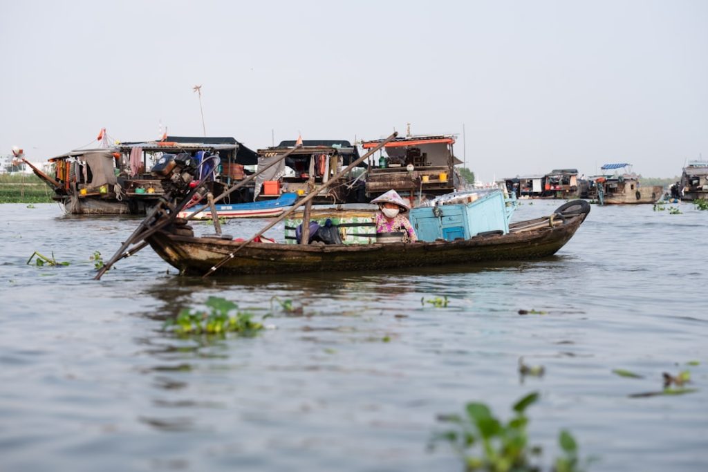Photo boat market