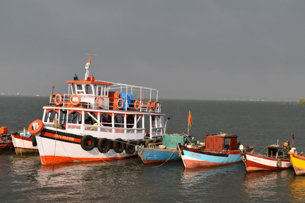 Photo pontoon boats dealers