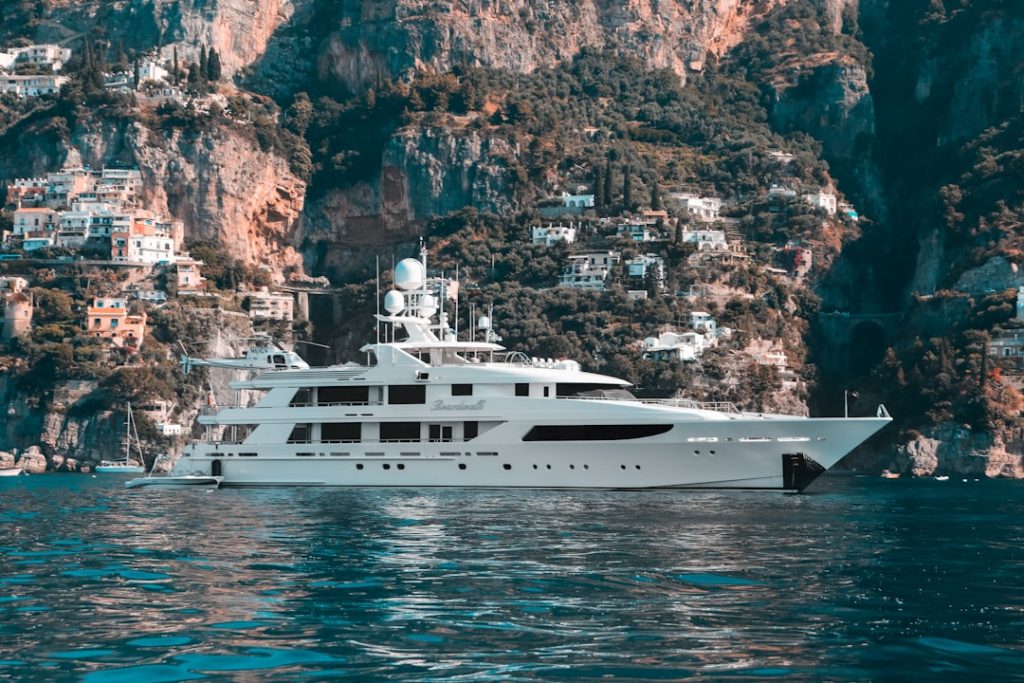 Photo luxury mega yacht charter