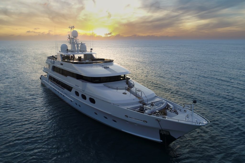 Photo luxury mega yacht charter